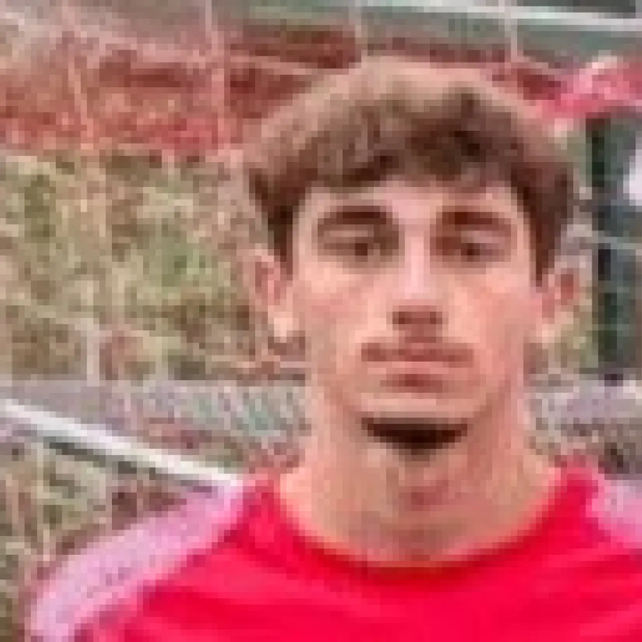 Porträt eines jungen Fußballspielers in roten Trikot vor einem Tornetz, aufgenommen als Spielerfoto des AFC Terlan.