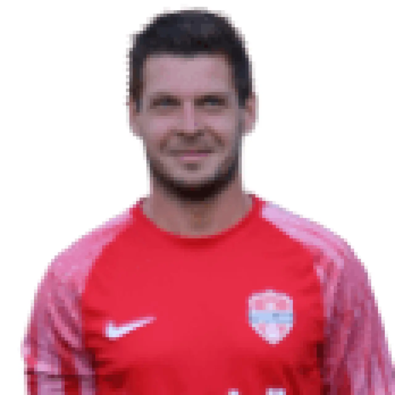 Porträtfoto eines lächelnden Fußballspielers in roter Trikot mit Nike-Logo und Schriftzug bautechnik, vor weißem Hintergrund.