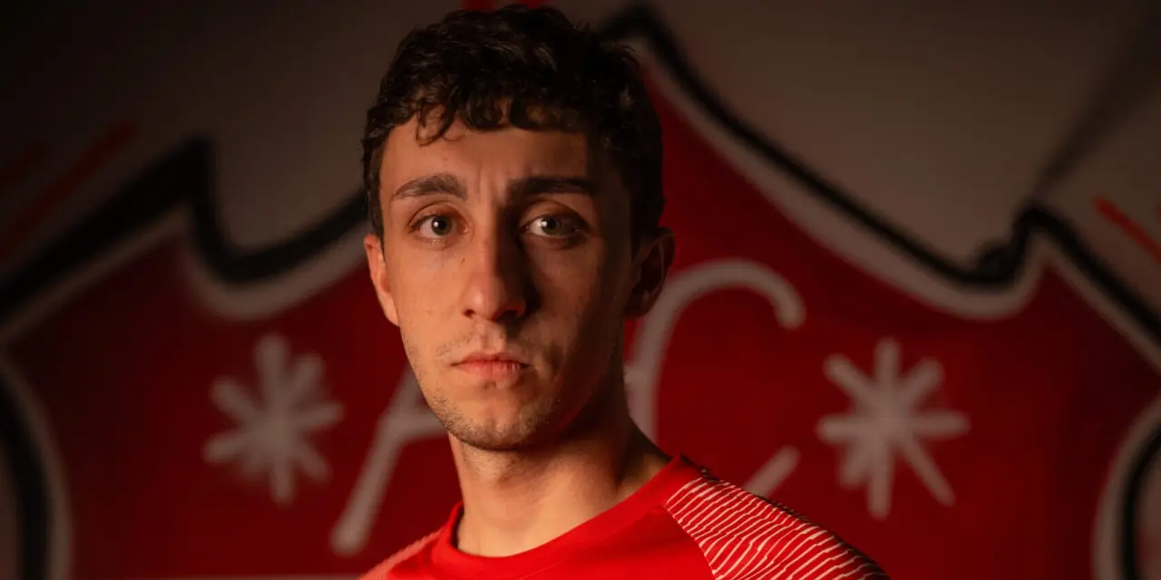 Spieler des AFC Terlan im roten Trikot mit Vereinswappen und Bautechnik-Sponsor, vor einer roten Wand mit dem Vereinslogo.