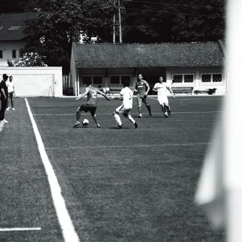 Spielszene des AFC Terlan gegen Bruneck: Spieler in Grau und Weiß kämpfen auf dem Platz um den Ball.